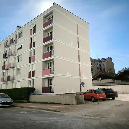 Confortable Dans Le Centre De 64 M² Parking Inclus *